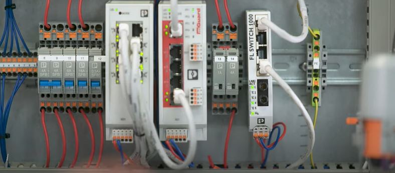 Пренасочване на Ethernet данни чрез неуправляеми суичове от серията COMPLETE line на Phoenix Contact