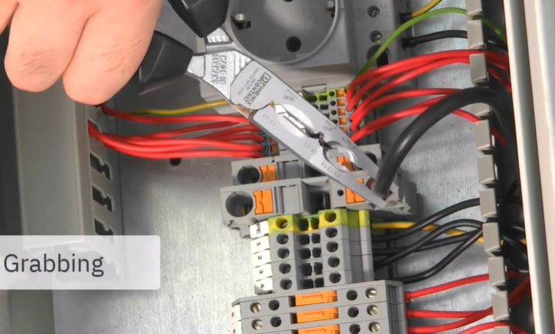 Клещите UNIFOX-MP 7-1 VDE на Phoenix Contact обединяват седем функции в един инструмент